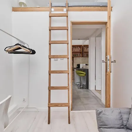 Cosy With Mezzanine By Renters 아파트